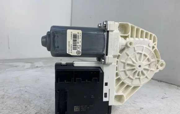 Volkswagen PASSAT CC Front door window regulator motor 3C0959793C 3C8837461M