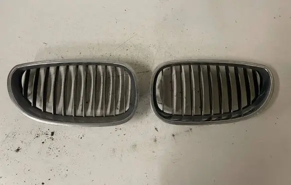 BMW 5 E60 E61 Front bumper upper radiator grill 51137065702 51137065701