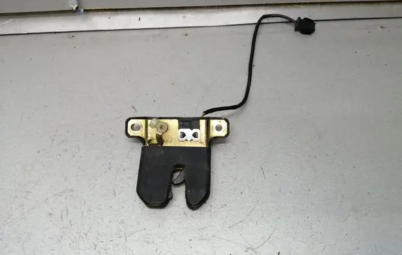Audi A8 S8 D2 4D Tailgate/trunk/boot lock/catch/latch