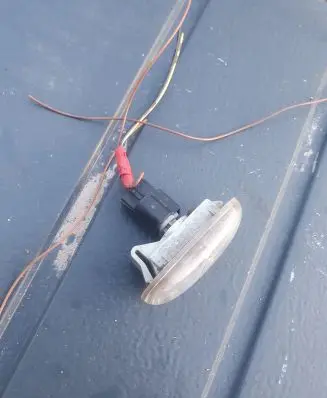 Front fender indicator light