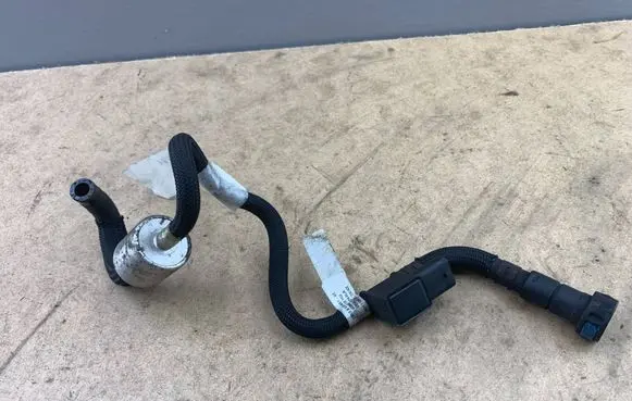 BMW 3 E90 E91 Fuel distributor 8514451 13538514451 13538515902