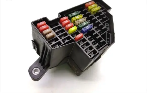 Volkswagen Golf VI Fuse module 240810-03908