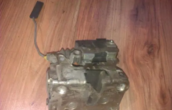 Renault Twingo I Front door lock
