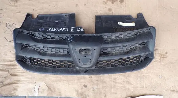 Dacia Sandero Front bumper upper radiator grill 623103971R