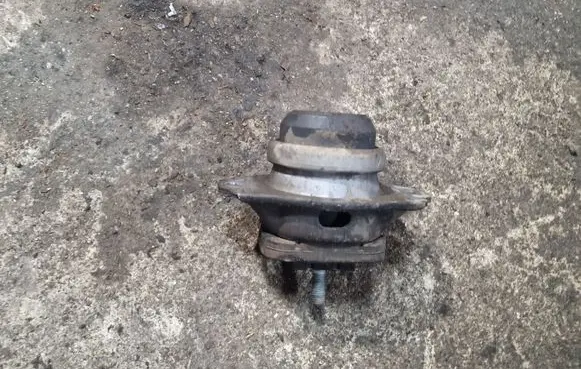 Land Rover Range Rover Sport L320 Engine mount bracket