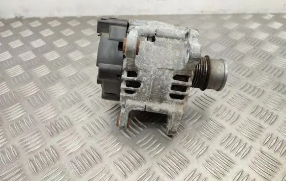 Volkswagen Golf VII Generator/alternator 04E903015
