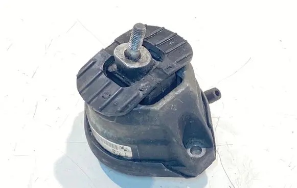 BMW 5 E60 E61 Engine mount bracket 6761091 586311F 15934612