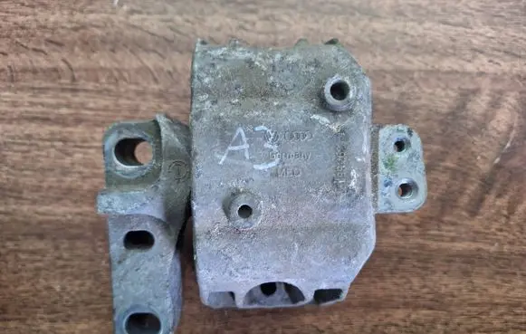 Audi A3 S3 8L Engine mount bracket