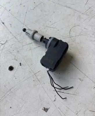 Volkswagen Golf VII Headlight level adjustment motor 5M0941295A