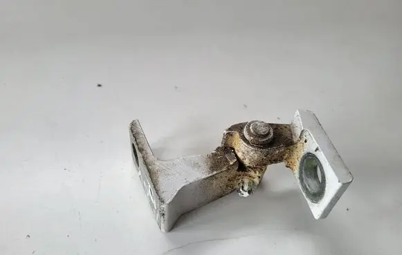 Skoda Yeti (5L) Front door upper hinge 8K0831402K