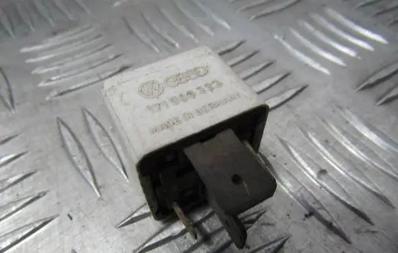 Volkswagen Golf II Other relay 171906383