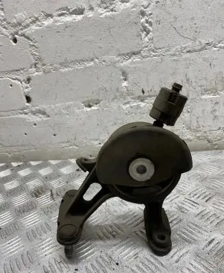 Toyota Avensis T270 Engine mount bracket