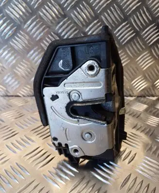 BMW X3 E83 Front door lock 7167065
