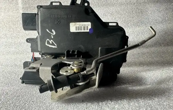 Audi A4 S4 B7 8E 8H Rear door lock 8E0839015C