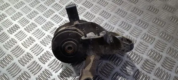 Mazda 626 Engine mount bracket