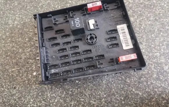 Volkswagen PASSAT B6 Fuse module 3C0937125