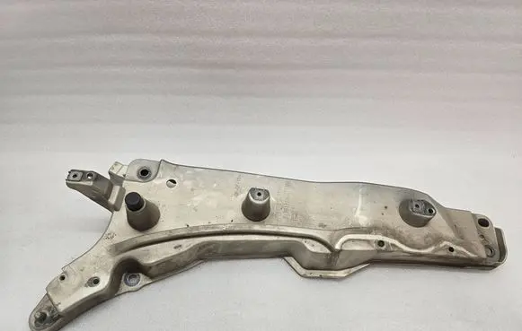 Volvo XC90 Fender mounting bracket 31391778