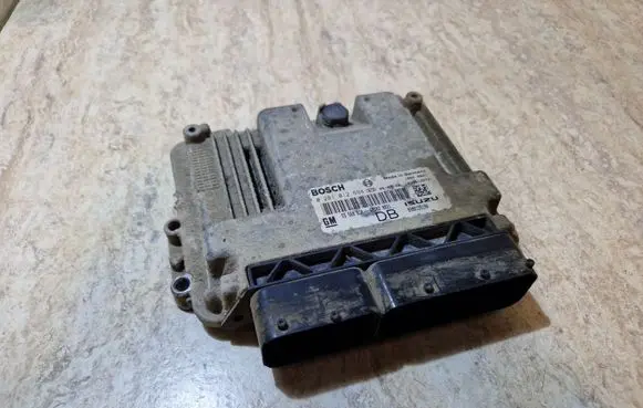 Opel Astra H Engine control unit/module 55560810