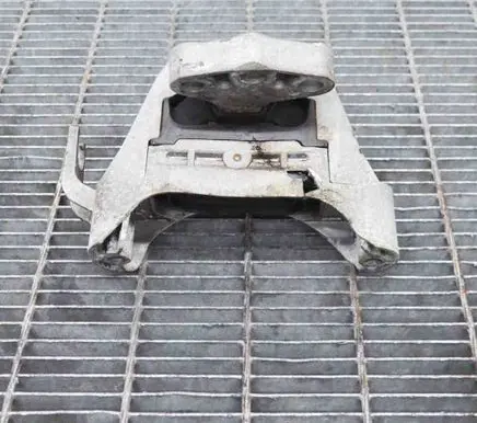 Opel Zafira C Engine mount bracket 13347453