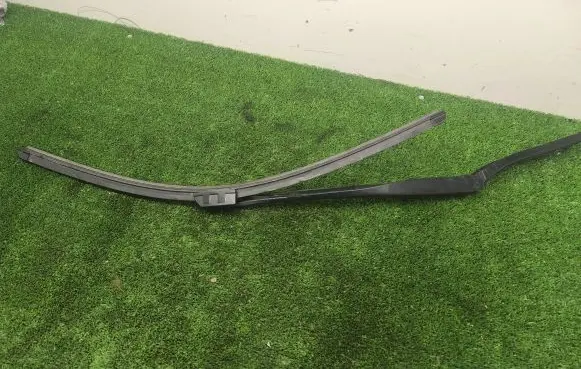 BMW 5 F10 F11 Front wiper blade arm 71824 6161