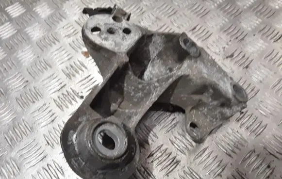 Audi A4 S4 B6 8E 8H Engine mounting bracket 8E0199352
