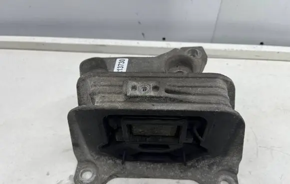 Opel Movano B Engine mount bracket 112108180r