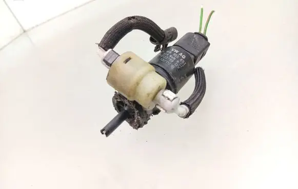 Volkswagen PASSAT B7 Windscreen/windshield washer pump 1K6955651