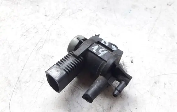Volkswagen PASSAT B5.5 Vacuum valve 1J0906283C
