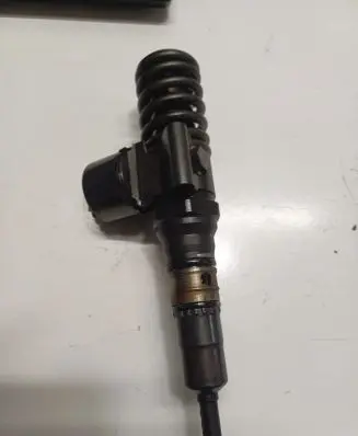 Volkswagen Golf V Fuel injector 0414720404