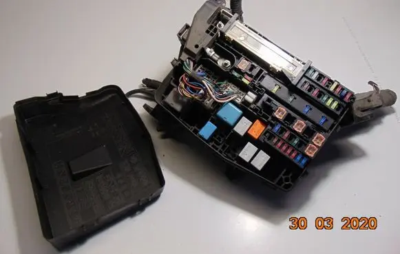 Toyota Avensis T270 Fuse box set 8266205160