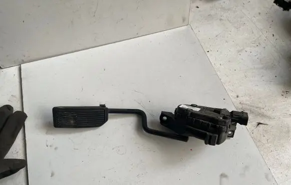 Nissan Almera Tino Accelerator throttle pedal 18002BU401