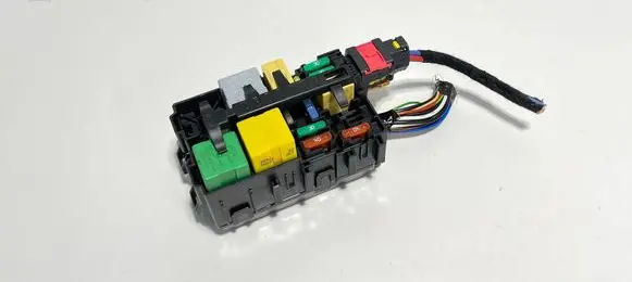 Peugeot 5008 II Fuse module 9806192580 35686