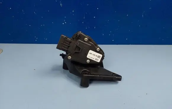 Opel Tigra B Accelerator throttle pedal 55351467 6PV00811104