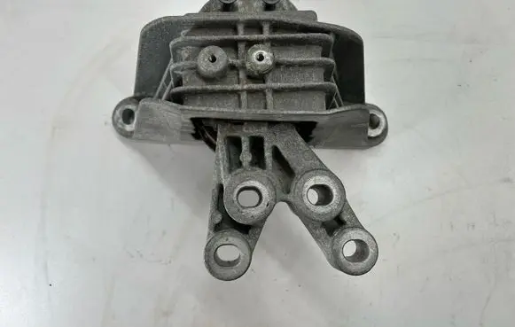 Chrysler Pacifica Engine mount bracket P68224746AD 68224746AD D081723119