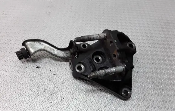 Toyota Yaris Engine mounting bracket