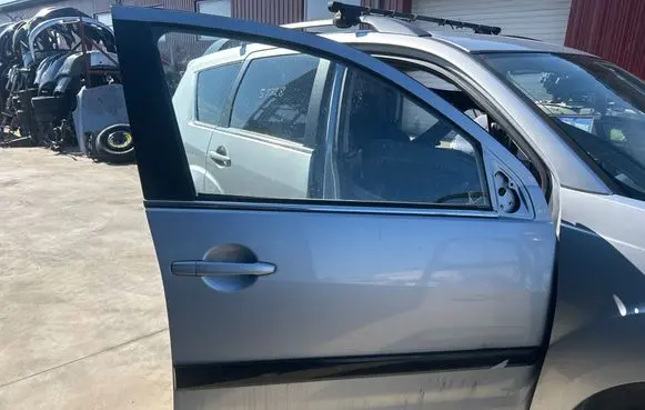 Mitsubishi Outlander Front door