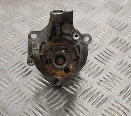 Volkswagen PASSAT B8 Water pump 04L121011E
