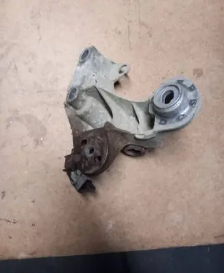 Engine mounting bracket