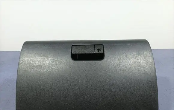 Suzuki Grand Vitara II Glove box
