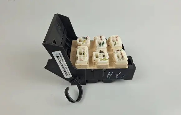 Toyota Avensis T250 Fuse module 8273405030