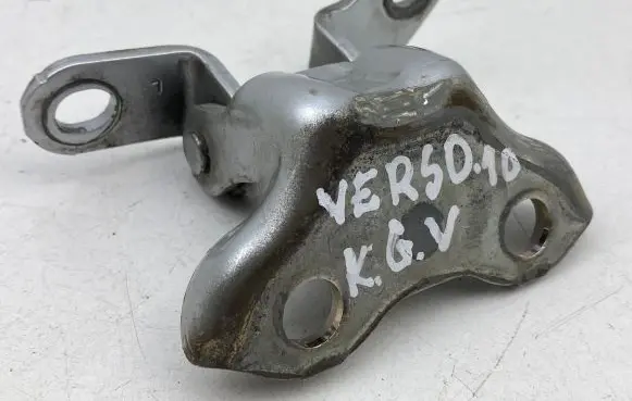 Toyota Verso Rear door upper hinge