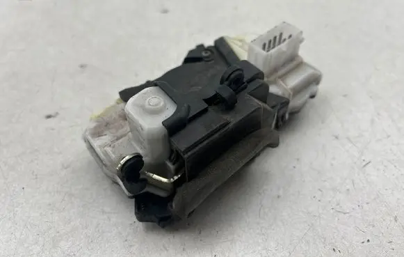 Peugeot 607 Front door lock PPT20