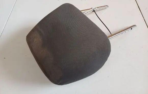 Volkswagen Jetta V Front seat headrest 