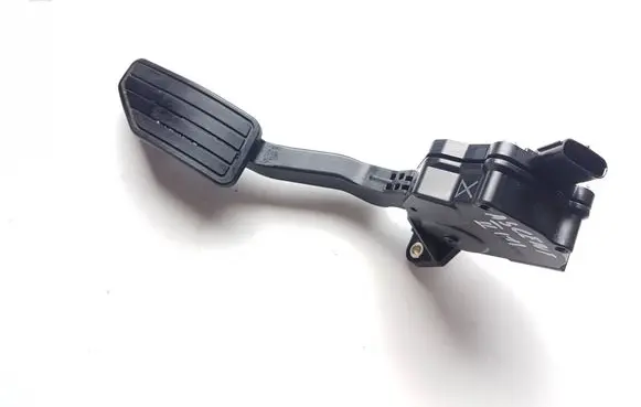 Accelerator throttle pedal