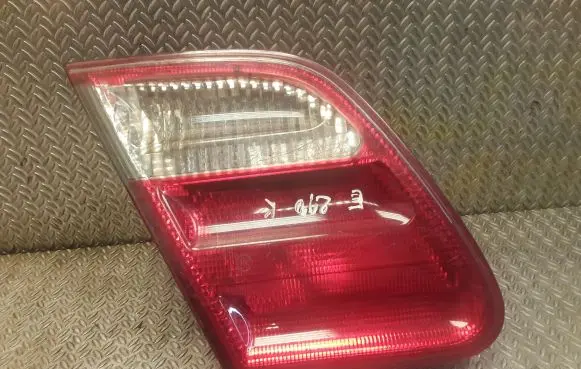 Mercedes-Benz E W210 Tailgate rear/tail lights 2108203964