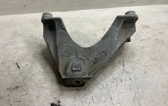 Engine mounting bracket