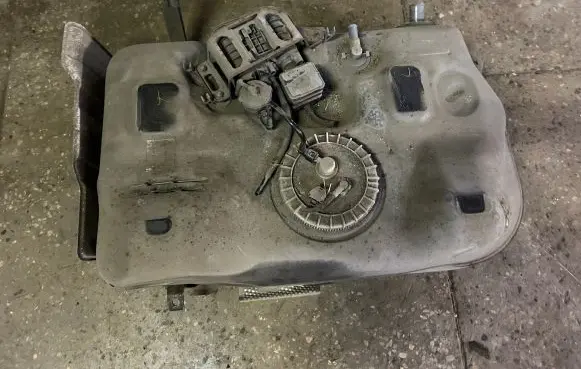 Toyota Prius (NHW20) Fuel tank 