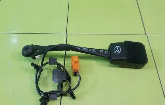 Opel Meriva B Front seatbelt 628598800D ZAPINKA