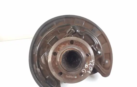 Rear wheel hub