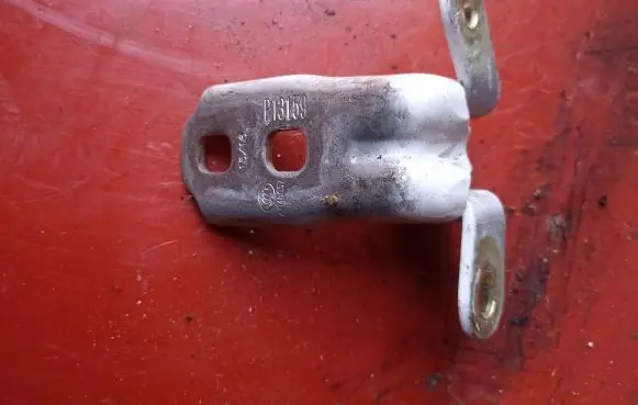 Opel Mokka X Front door lower hinge 555